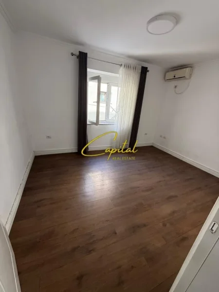 Tirane, jepet me qera zyre Kati 2, 120 m² 1.000 € (ISH BLLOKU)