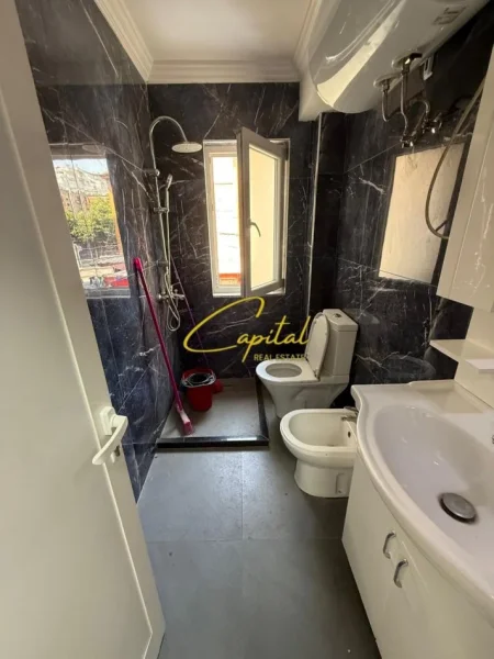 Tirane, jepet me qera zyre Kati 2, 120 m² 1.000 € (ISH BLLOKU)