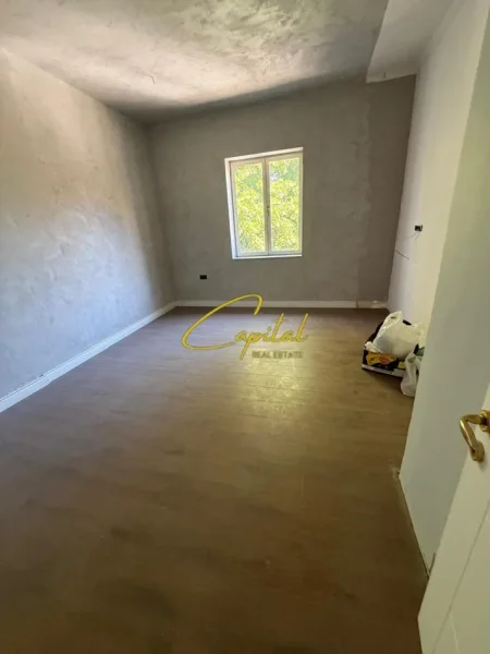 Tirane, jepet me qera zyre Kati 3, 95 m² 1.000 € (ISH BLLOKU)