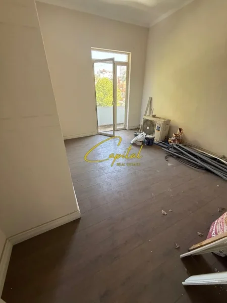 Tirane, jepet me qera zyre Kati 3, 95 m² 1.000 € (ISH BLLOKU)