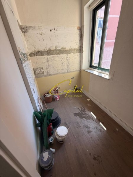 Tirane, jepet me qera zyre Kati 3, 95 m² 1.000 € (ISH BLLOKU)