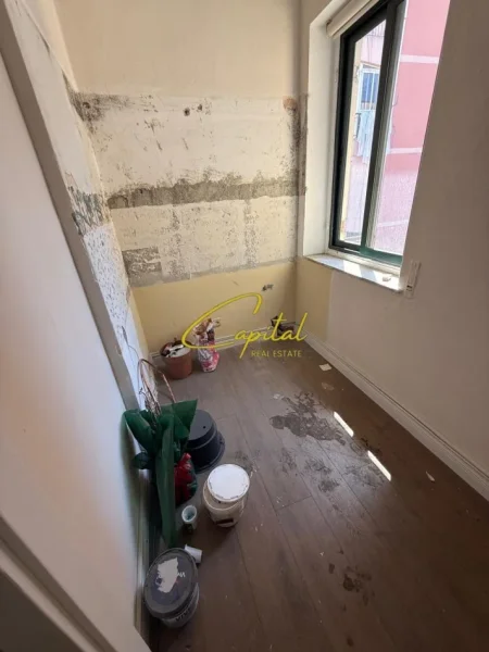 Tirane, jepet me qera zyre Kati 3, 95 m² 1.000 € (ISH BLLOKU)