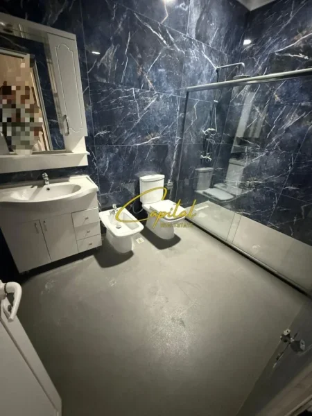 Tirane, jepet me qera zyre Kati 3, 95 m² 1.000 € (ISH BLLOKU)