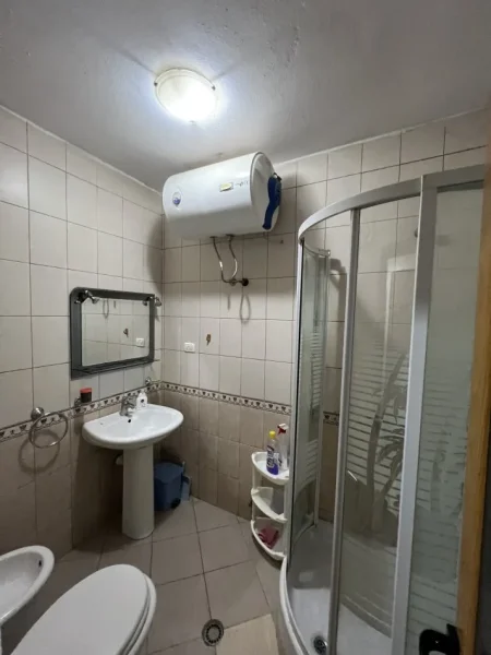 Tirane, jepet me qera apartament 1+1 Kati 2, 500 € (Rruga hoxha tahsimi)