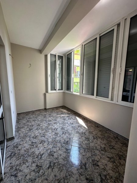 Tirane, jepet me qera apartament 2+1+Ballkon Kati 2, 350 € 