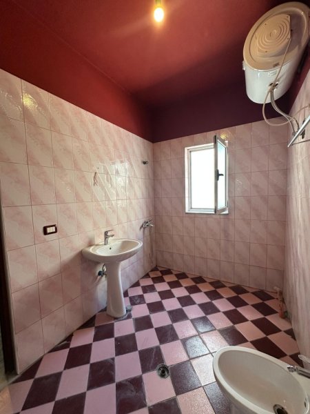 Tirane, jepet me qera apartament 2+1+Ballkon Kati 2, 350 € 