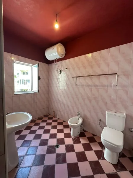 Tirane, jepet me qera apartament 2+1+Ballkon Kati 2, 350 € 