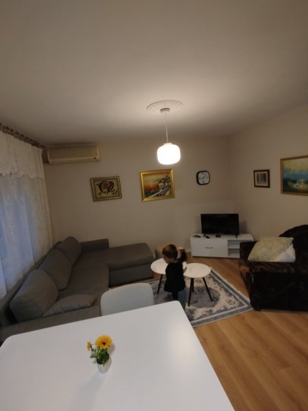 Shqiperi, jepet me qera apartament 1+1+Aneks+Ballkon Kati 3, 550 € (Rr Pjeter Budi)