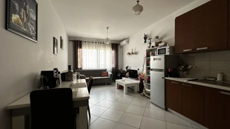 Tirane, jepet me qera apartament 1+1+Ballkon Kati 4, 65 m² 400 € (Astir)
