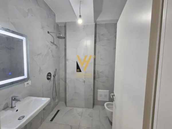 Tirane, jepet me qera apartament 2+1+Ballkon Kati 4, 85 m² 500 € (ALI DEMI)