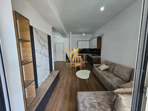 Tirane, jepet me qera apartament 2+1+Ballkon Kati 4, 85 m² 500 € (ALI DEMI)