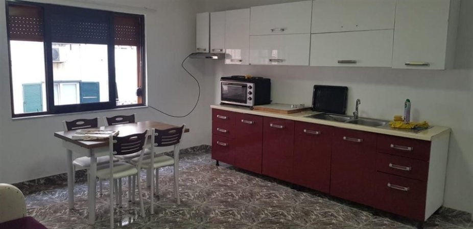 Tirane, jepet me qera apartament 2+1+Ballkon Kati 4, 85 m² 600 € (Sheshi Willson)