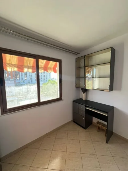 Tirane, jepet me qera apartament 1+1 Kati 5, 65 m² 360 € (Prane Xhamllikut)