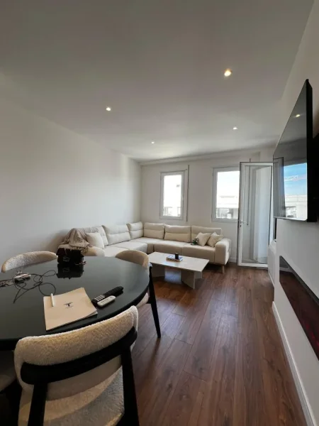 Tirane, jepet me qera apartament 2+1+Ballkon Kati 5, 85 m² 450 € (Paskuqan, White Palace)