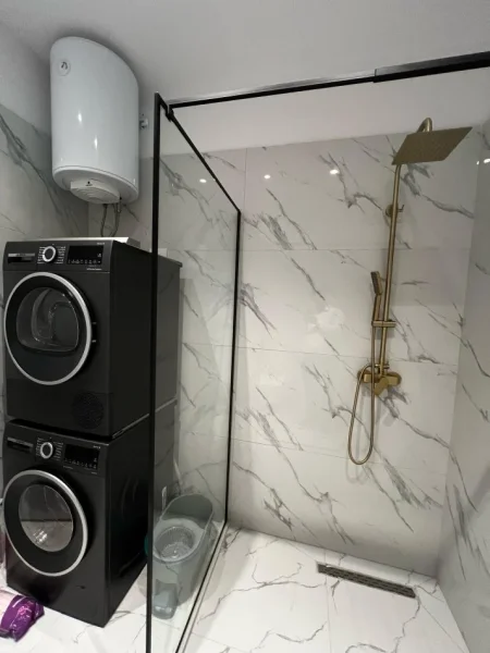 Tirane, jepet me qera apartament 2+1+Ballkon Kati 5, 85 m² 450 € (Paskuqan, White Palace)