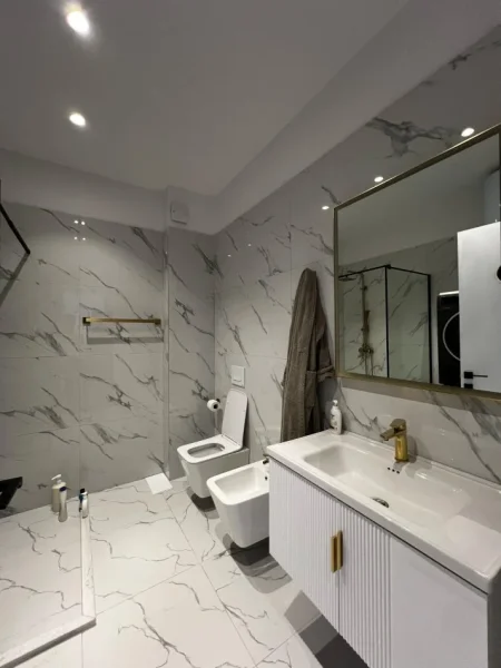 Tirane, jepet me qera apartament 2+1+Ballkon Kati 5, 85 m² 450 € (Paskuqan, White Palace)
