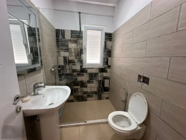 Tirane, jepet me qera apartament 1+1+Ballkon Kati 3, 70 m² 550 € (Selite)