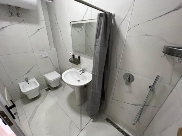 Tirane, jepet me qera apartament 2+1 Kati 3, 100 m² 600 € (rruga 5 maji)