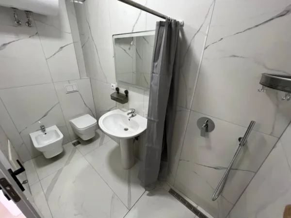 Tirane, jepet me qera apartament 2+1 Kati 3, 100 m² 600 € (rruga 5 maji)