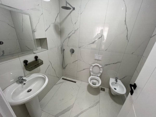 Tirane, jepet me qera apartament 2+1 Kati 3, 100 m² 600 € (rruga 5 maji)