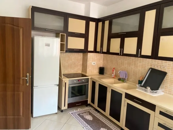 Jepet me qera apartament 2+1+Ballkon Kati 4, 100 m² 500 € (Kodra e Diellit, Fondacioni Eleonora)
