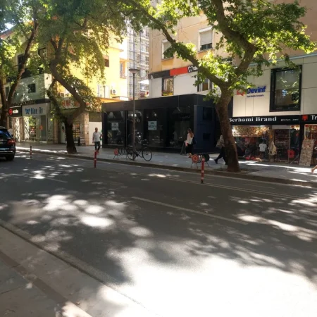 Tirane, jepet me qera dyqan Kati 0, 220 m² 6.000 € (Myslym Shyri)
