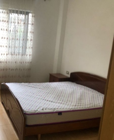 Tirane, jepet me qera garsonier 1+1 Kati 1, 40 m² (Mbrapa Universitetit te Sporteve, Zogu Zi)