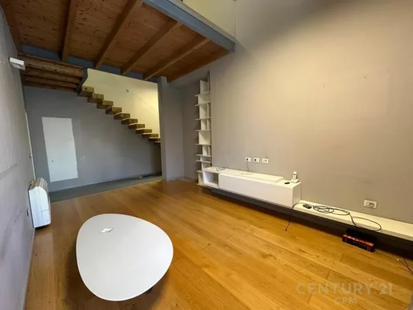 Tirane, jepet me qera zyre Kati 3, 200 m² 1.800 € 