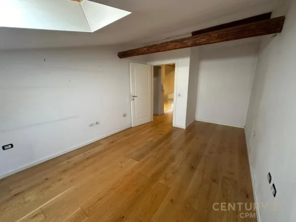 Tirane, jepet me qera zyre Kati 3, 200 m² 1.800 € 