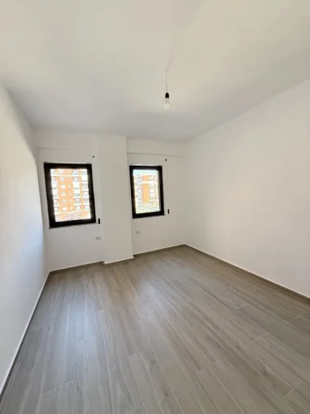 Tirane, jepet me qera zyre Kati 2, 105 m² 500 € (kompleksi oazis)