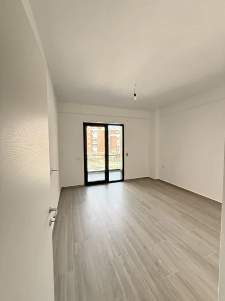 Tirane, jepet me qera zyre Kati 2, 105 m² 500 € (kompleksi oazis)
