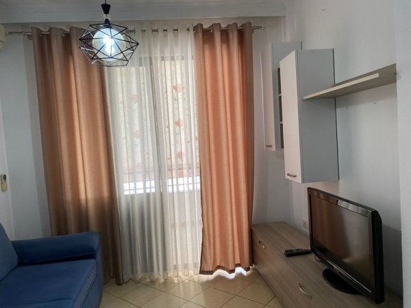 Tirane, jepet me qera apartament 1+1+Ballkon Kati 4, 65 m² 400 € (Astir prane xhamero bar)
