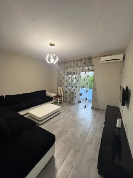 Tirane, jepet me qera apartament 2+1+Ballkon Kati 4, 72 m² 550 € (Ali Dem perballe shkolles 1 Maj ( ne rruge kryesore))