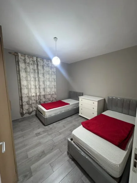 Tirane, jepet me qera apartament 2+1+Ballkon Kati 4, 72 m² 550 € (Ali Dem perballe shkolles 1 Maj ( ne rruge kryesore))