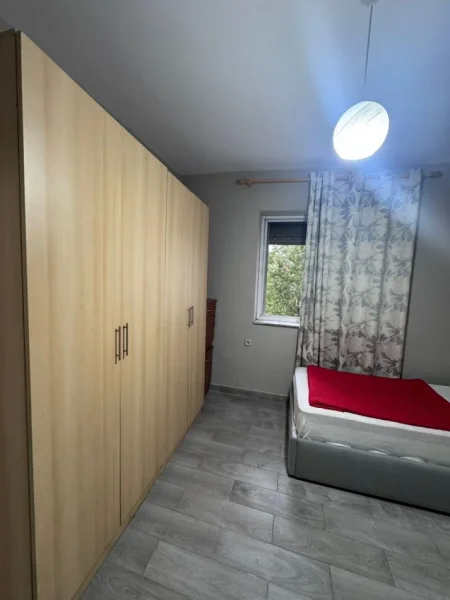 Tirane, jepet me qera apartament 2+1+Ballkon Kati 4, 72 m² 550 € (Ali Dem perballe shkolles 1 Maj ( ne rruge kryesore))