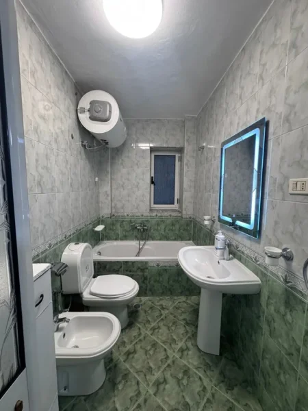 Tirane, jepet me qera apartament 2+1+Ballkon Kati 4, 72 m² 550 € (Ali Dem perballe shkolles 1 Maj ( ne rruge kryesore))