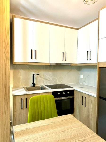 Tirane, jepet me qera apartament+verande | Penthouse 1+1 Kati 4, 45 m² 500 € (Komuna Parisit)
