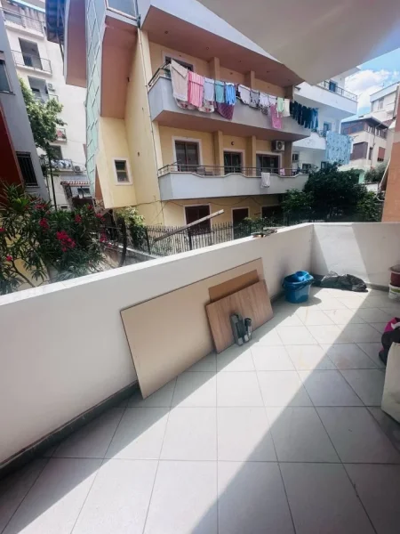 Tirane, jepet me qera apartament 2+1+Ballkon Kati 3, 95 m² 430 € (Kodra e diellit prane market Cok)