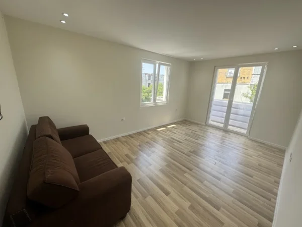 Tirane, shes apartament 2+1+Ballkon Kati 4, 76 m² 150.000 € (Rr. Mine peza prane prokurorise)