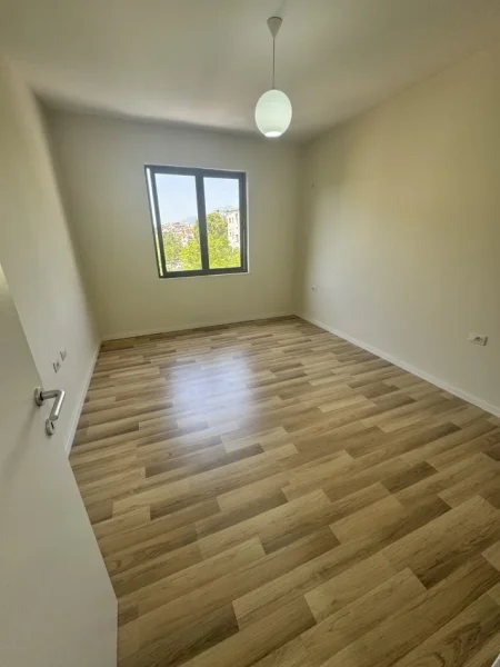 Tirane, shes apartament 2+1+Ballkon Kati 4, 76 m² 150.000 € (Rr. Mine peza prane prokurorise)