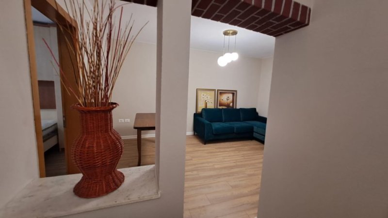 Tirane, jepet me qera apartament 1+1 Kati 3, (Perballe ish Pirro Mani) 50,000 Leke