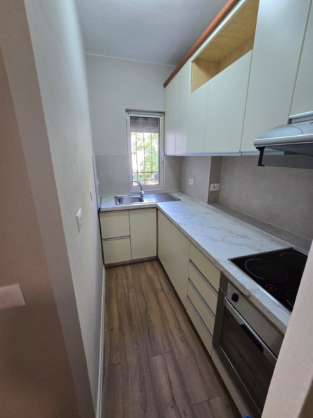 Tirane, jepet me qera apartament 1+1 Kati 3, (Perballe ish Pirro Mani) 50,000 Leke