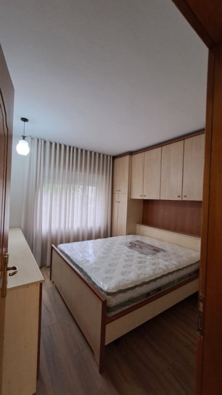 Tirane, jepet me qera apartament 1+1 Kati 3, (Perballe ish Pirro Mani) 50,000 Leke