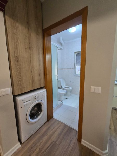 Tirane, jepet me qera apartament 1+1 Kati 3, (Perballe ish Pirro Mani) 50,000 Leke