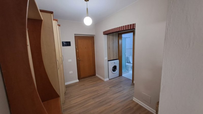 Tirane, jepet me qera apartament 1+1 Kati 3, (Perballe ish Pirro Mani) 50,000 Leke