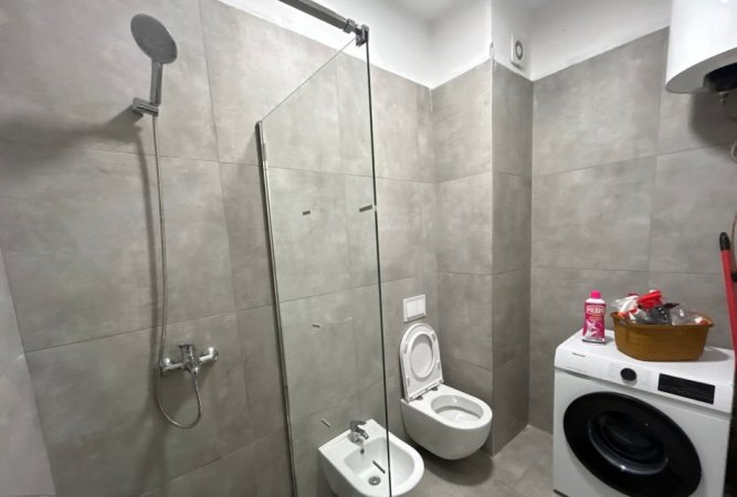 Tirane, jepet me qera apartament 2+1+Ballkon Kati 3, 80 m² 650 € (Rruga 5 maj prane emerald center)