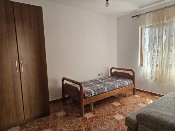 Tirane, jepet me qera shtepi 2+1+Ballkon Kati 1, 70 m² 45.000 Lek