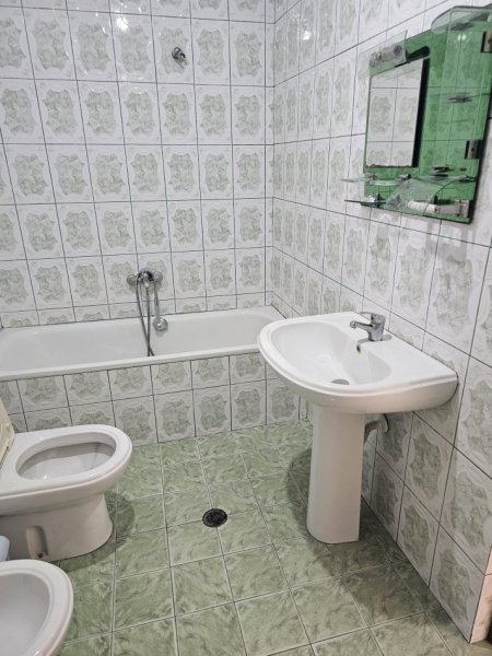 Tirane, jepet me qera shtepi 2+1+Ballkon Kati 1, 70 m² 45.000 Lek