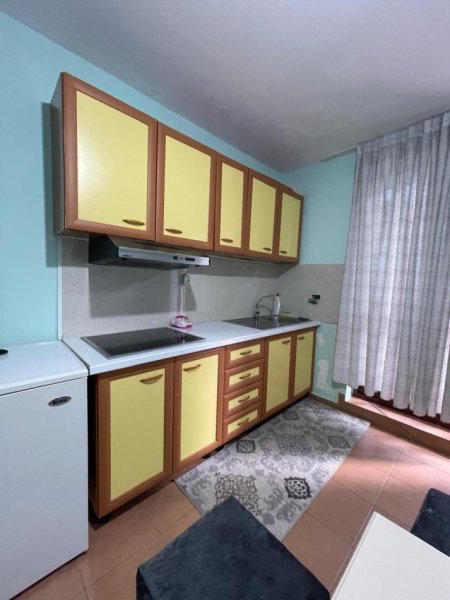 Tirane, jepet me qera apartament 1+1+Ballkon Kati 2, 65 m² 550 € (rruga e durresit)