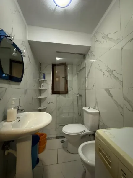 Tirane, jepet me qera apartament 1+1+Ballkon Kati 2, 65 m² 700 € (rruga e durresit)